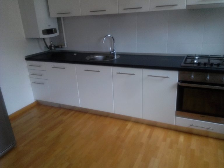 Bucătărie modernă liniară, albă, cu fronturi din MDF vopsit, realizată la comandă de DAGI DELUXE în Timișoara.