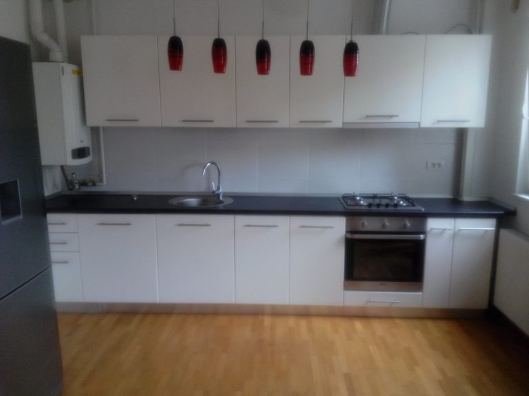 Bucătărie modernă liniară, albă, cu fronturi din MDF vopsit, realizată la comandă de DAGI DELUXE în Timișoara.