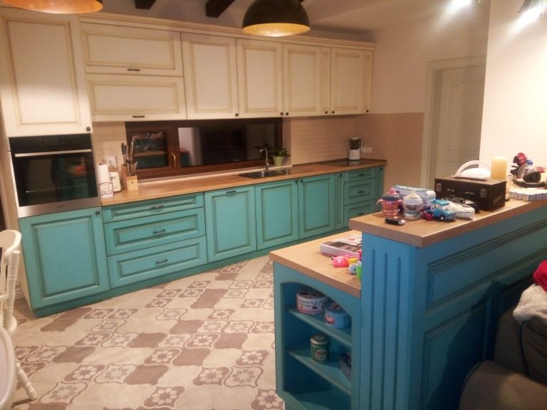 O bucătărie clasică la comandă în Timișoara, cu insulă centrală și mobilier din MDF vopsit turcoaz și crem.