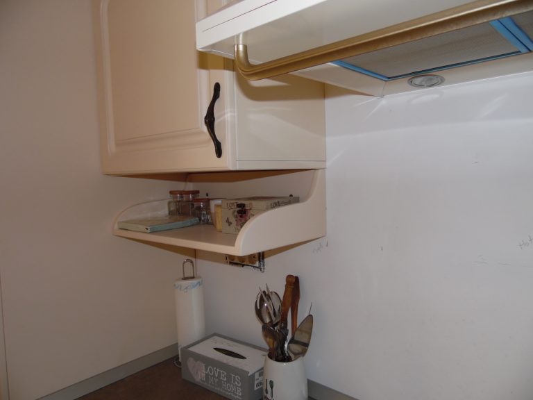 Raft decorativ din MDF vopsit, montat sub un corp suspendat într-o bucătărie clasică, adăugând un spațiu pentru expresie personală.