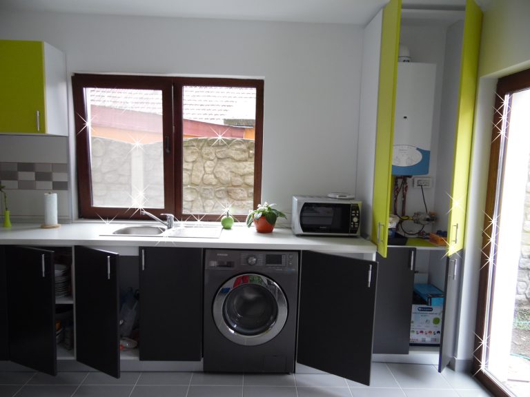 Solutie de integrare a masinii de spalat intr-o bucatarie pe colt la comanda, proiectata de DAGI DELUXE in Timisoara.