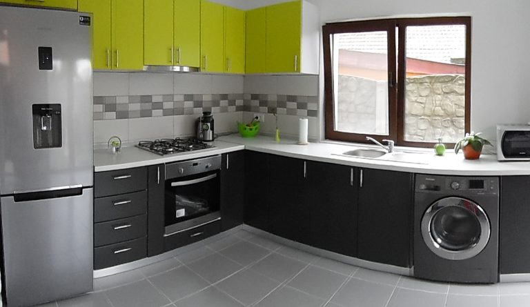 Ansamblu al unei bucatarii pe colt la comanda in Timisoara, cu mobilier din MDF vopsit si blat termorezistent.