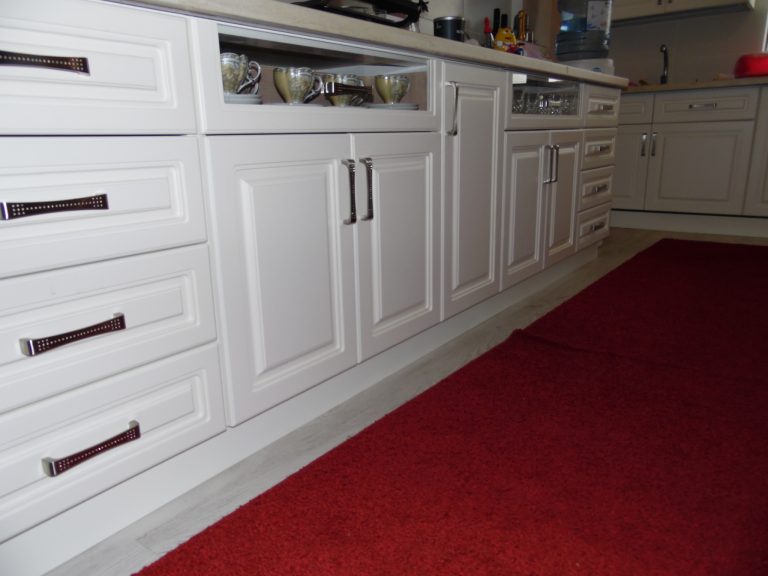 Detaliu sertar-vitrină pentru cești de cafea, realizat din MDF crem frezat manual, într-o bucătărie personalizată.