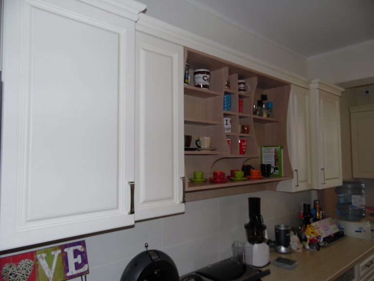 Stație de cafea personalizată integrată în bucătăria MDF crem, cu etajeră dedicată și blat de lucru organizat.