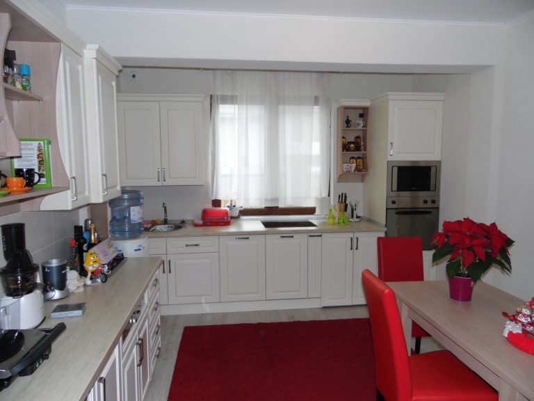 Descoperă o bucătărie MDF crem la comandă, creată pentru iubitorii de cafea. Design personalizat, feronerie Blum și soluții unice. Transformă-ți visul în realitate cu DAGI DELUXE!