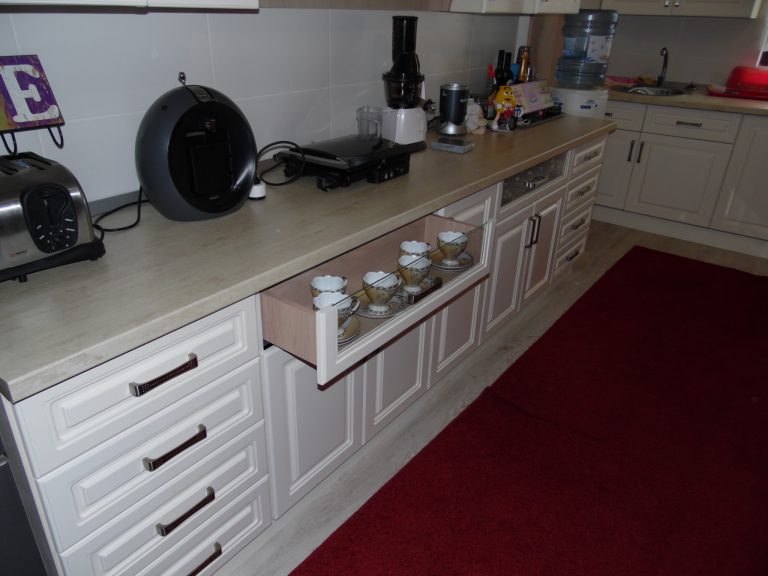 Sertar cu glisiere Blum cu amortizare și extensie completă într-o bucătărie la comandă DAGI DELUXE.