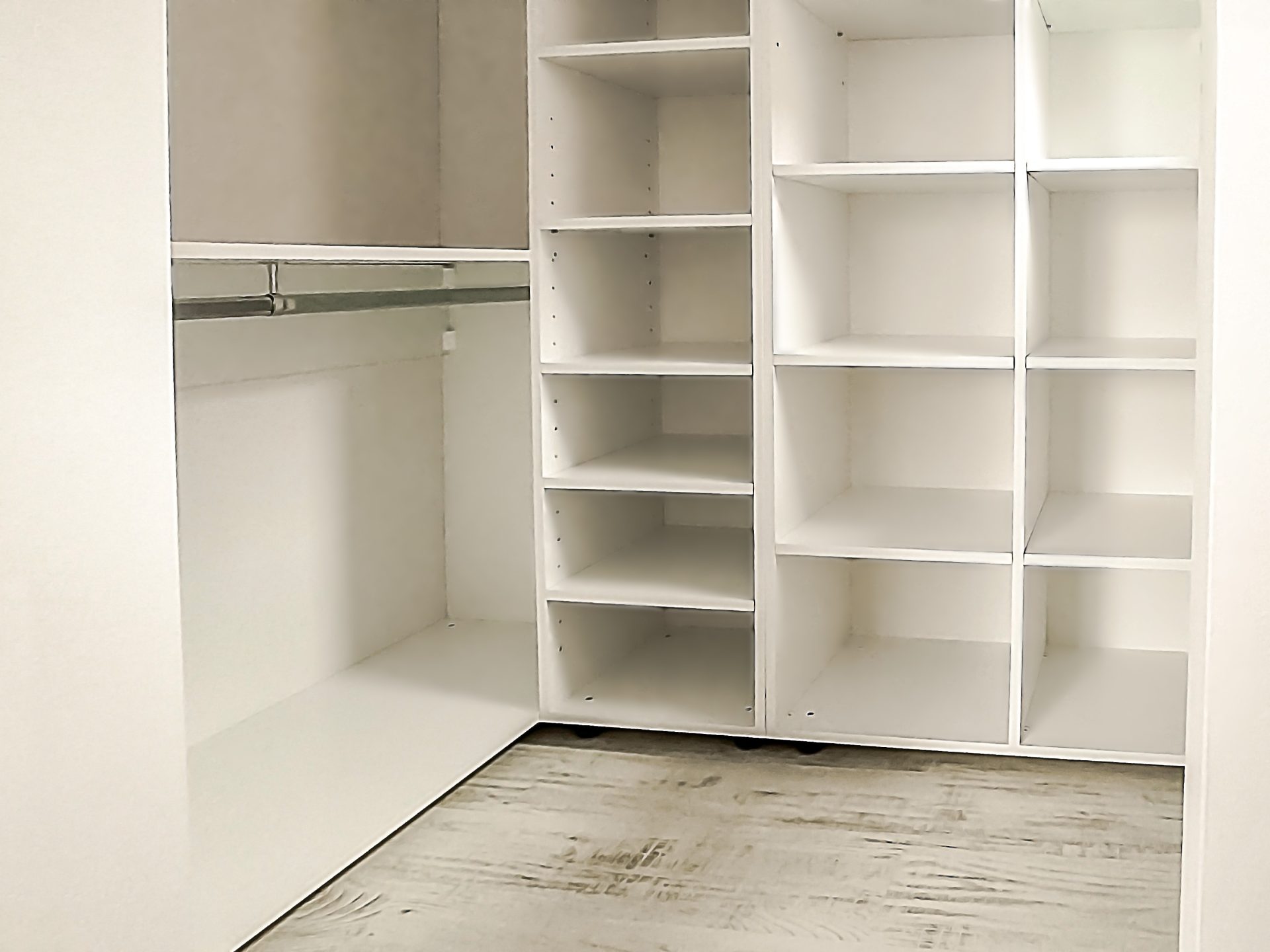 Detaliu de construcție la un dressing pe comandă, evidențiind îmbinarea precisă în colț a două module din PAL alb mat și calitatea cantului ABS.