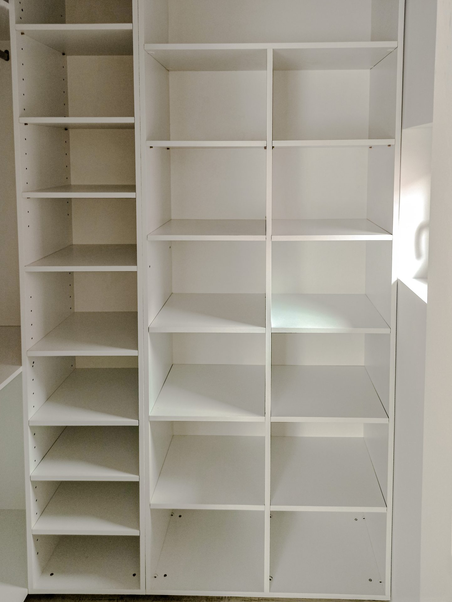 Modul de dressing cu rafturi pline cu haine împăturite, demonstrând eficiența compartimentării pentru pulovere și tricouri.