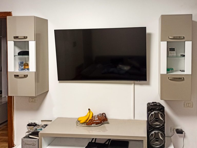 Detaliu cu zona TV într-un ansamblu de mobilier de living modern din MDF lucios bej, proiect la comandă în Timișoara.