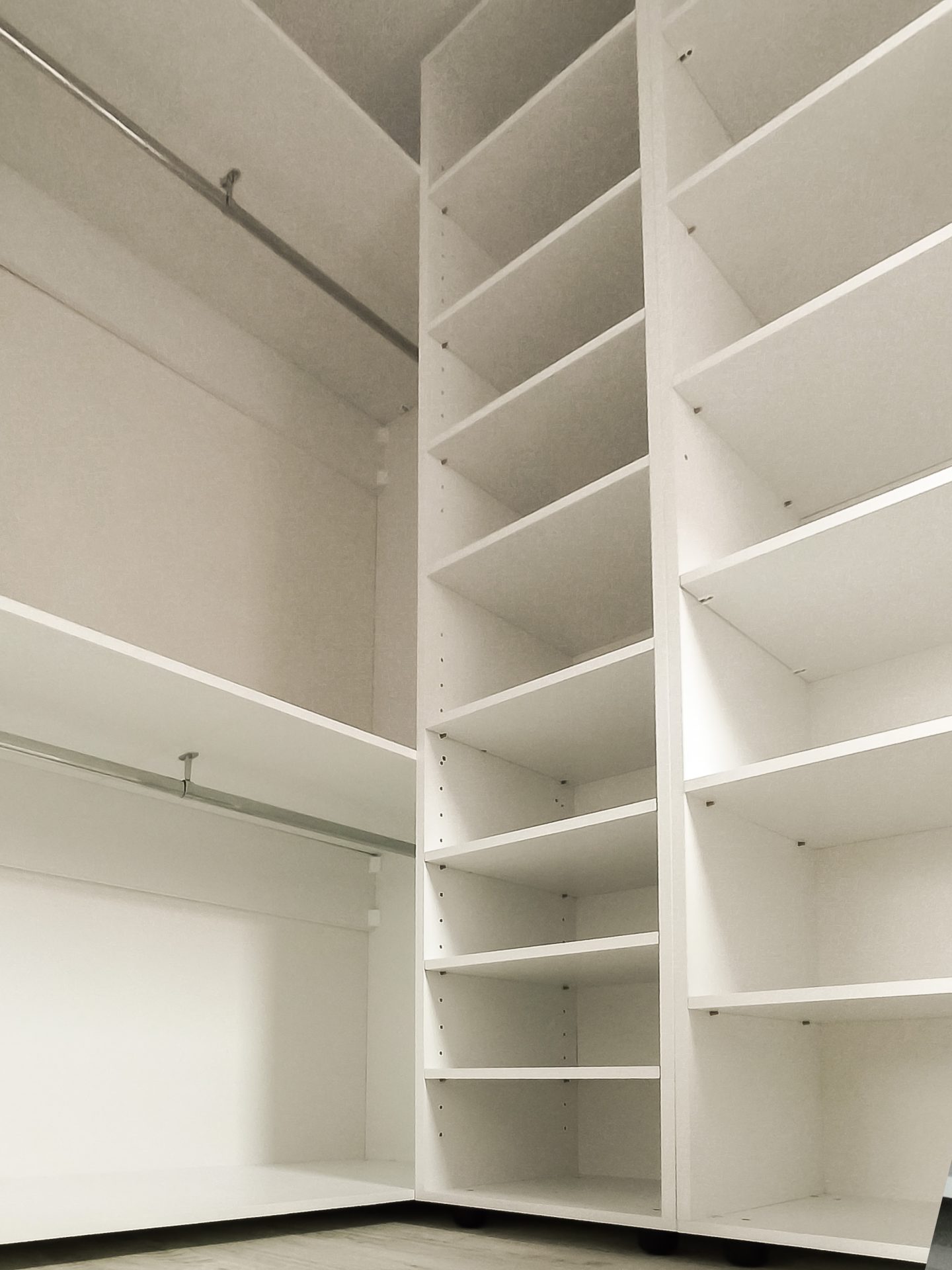 Secțiune de dressing pe comandă cu două bare de haine suprapuse pentru maximizarea spațiului și o coloană cu polițe cu înălțime reglabilă.