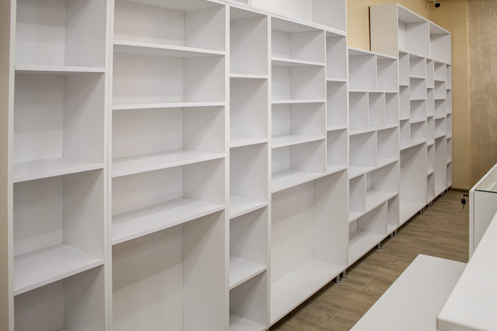 Sistem extins de rafturi albe din pal mat, pentru prezentare produse și stocare organizată