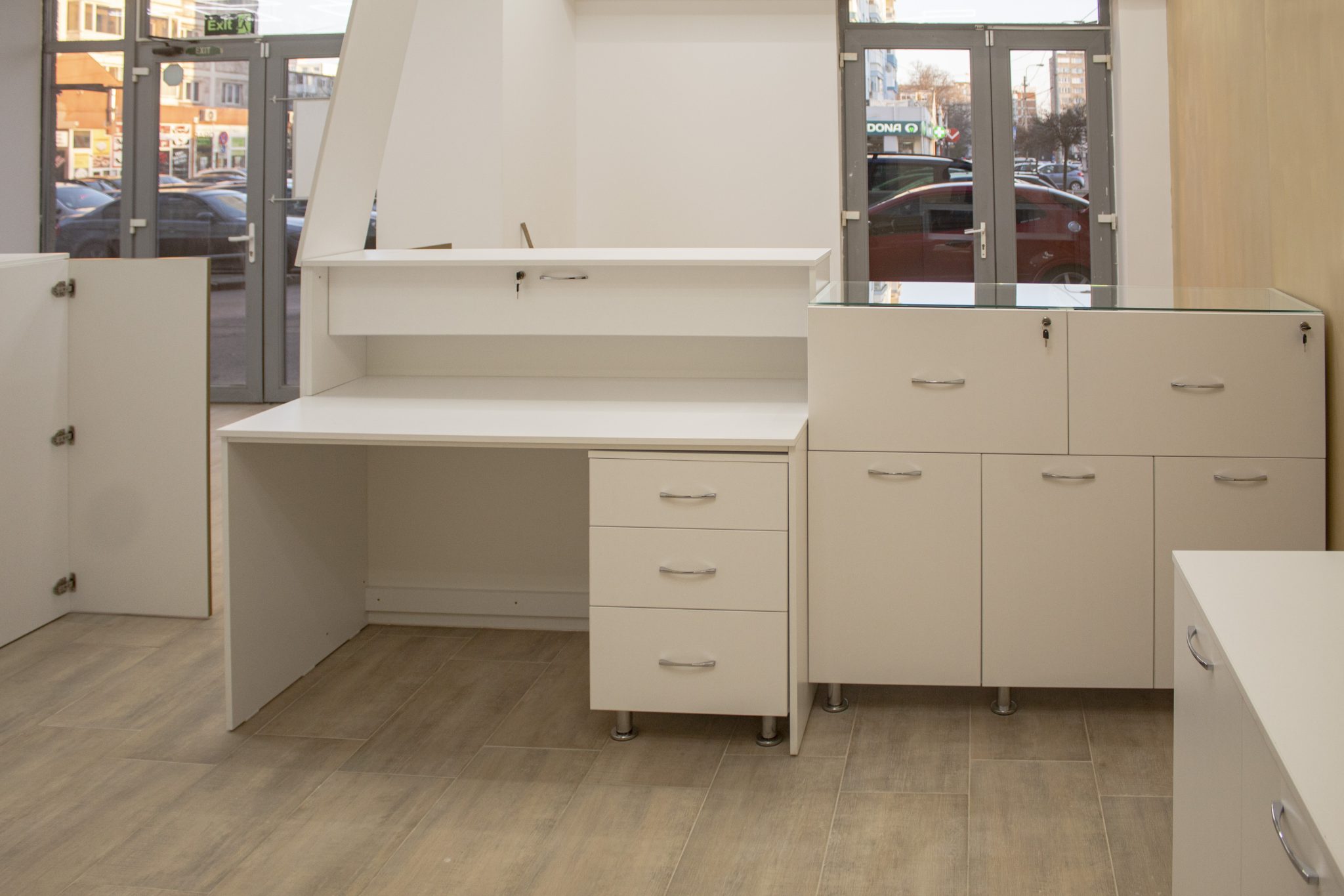 Post de lucru și birou operator alb mat, cu sertare și spații de depozitare, mobilier comercial