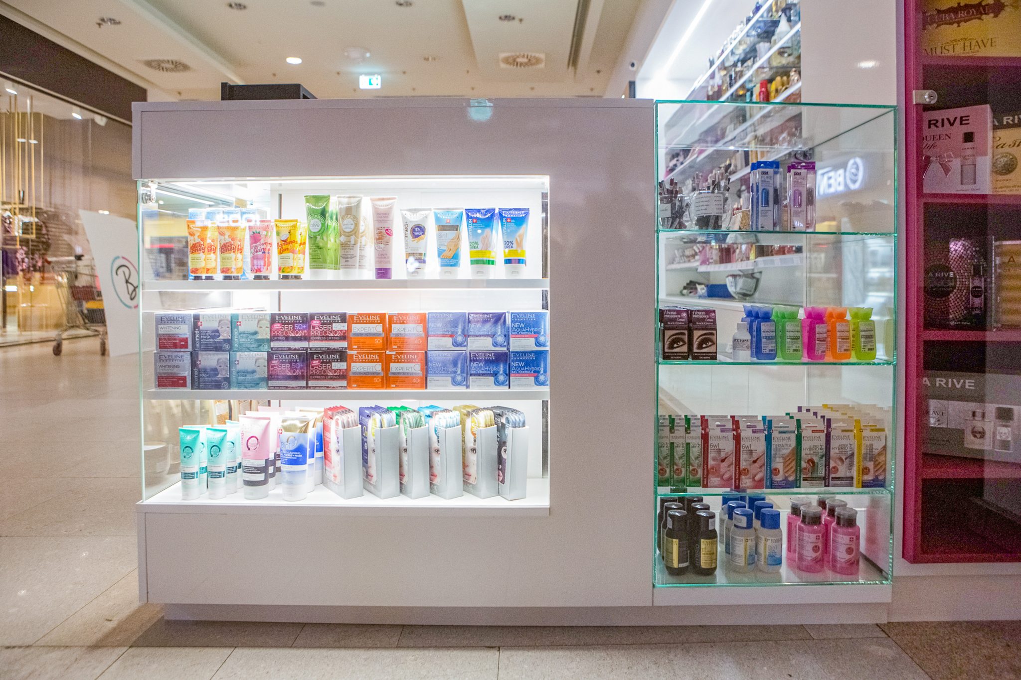 Detaliu vitrina integrata in receptie cu iluminare LED rece pentru produse mici.