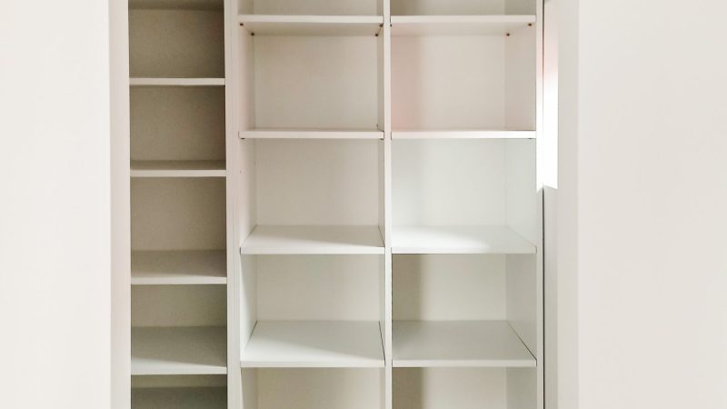Imagine de ansamblu a unui dressing pe comandă walk-in din Timișoara, cu structură deschisă din PAL alb mat și multiple corpuri cu polițe.