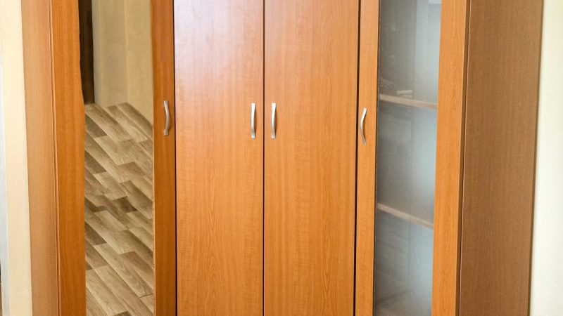 Vedere de ansamblu a unui dressing pe colț la comandă, realizat din PAL finisaj cireș, cu design clasic.