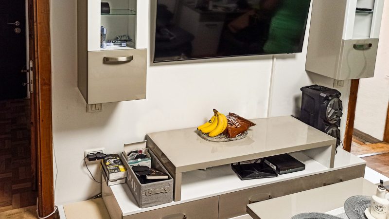Ansamblu mobilier living modern din MDF lucios bej cu accente albe, cu corpuri suspendate, realizat la comandă în Timișoara de DAGI DELUXE.