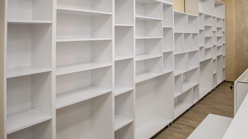 Sistem extins de rafturi albe din pal mat, pentru prezentare produse și stocare organizată