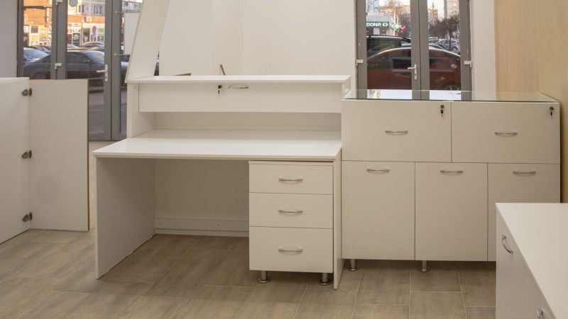 Post de lucru și birou operator alb mat, cu sertare și spații de depozitare, mobilier comercial