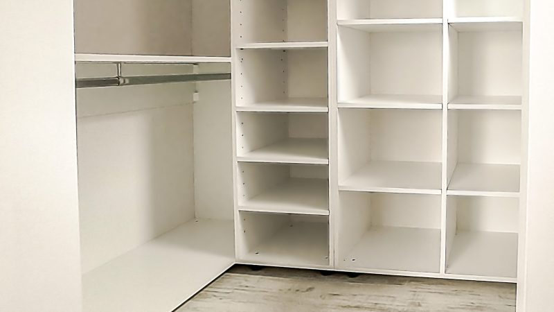 Detaliu de construcție la un dressing pe comandă, evidențiind îmbinarea precisă în colț a două module din PAL alb mat și calitatea cantului ABS.