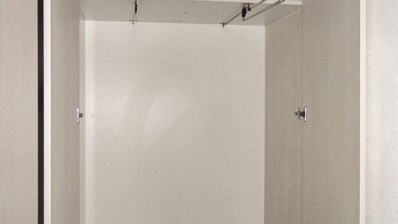 Una dintre provocările frecvente în holuri este adâncimea redusă a spațiului disponibil. Pentru a asigura o depozitare corectă a hainelor pe umeraș, am integrat soluții ingenioase, precum bara de haine cu extracție. Acest mecanism permite aranjarea frontală a umerașelor, oferind acces deplin și vizibilitate crescută, chiar și într-un corp de mobilier mai îngust. Astfel, fiecare haină este ușor de găsit și de așezat la loc, transformând un gest zilnic într-o experiență plăcută și firească, fără compromisuri.