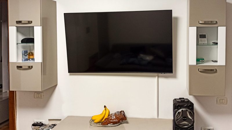 Detaliu cu zona TV într-un ansamblu de mobilier de living modern din MDF lucios bej, proiect la comandă în Timișoara.