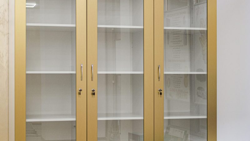 Vitrine înalte de expunere produse, cu uși din sticlă, încuietori și ramă aurie