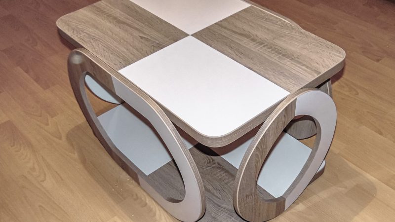 Măsuță de cafea cu design modern, cu blat în model șah de alb și stejar, și laterale ovale bicolore, creată la comandă.