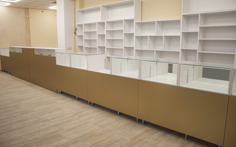 Linie de vitrine de expunere din sticlă securizată, integrate în tejgheaua cu front MDF auriu