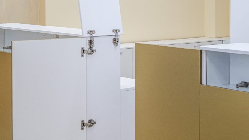 Vedere din interiorul tejghelei, prezentând sistemul de acces cu blat superior și uși frontale