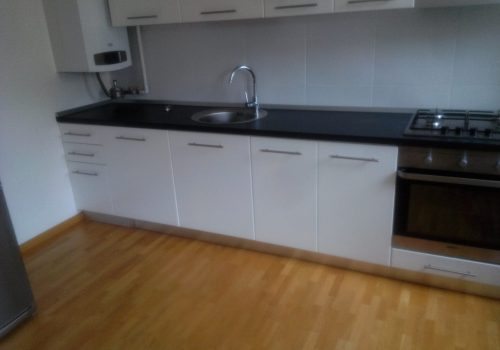 Bucătărie modernă liniară, albă, cu fronturi din MDF vopsit, realizată la comandă de DAGI DELUXE în Timișoara.