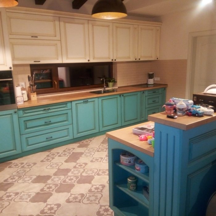 O bucătărie clasică la comandă în Timișoara, cu insulă centrală și mobilier din MDF vopsit turcoaz și crem.