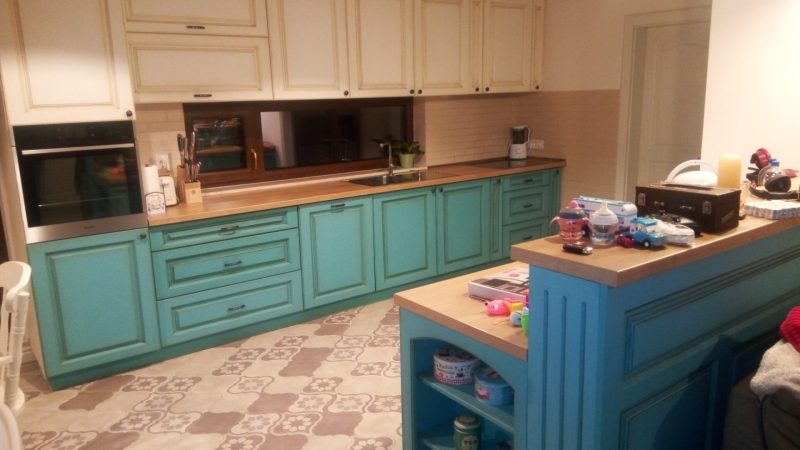 O bucătărie clasică la comandă în Timișoara, cu insulă centrală și mobilier din MDF vopsit turcoaz și crem.