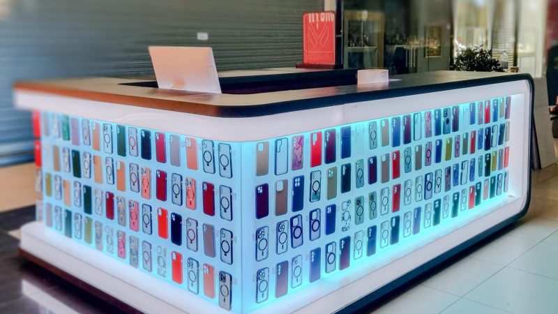 Detaliu colț rotunjit insulă comercială realizat din MDF vopsit fără îmbinări