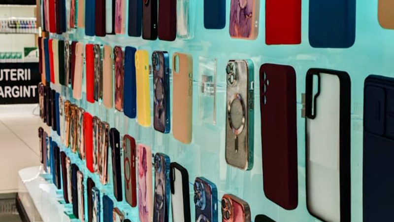 Huse telefon expuse pe panou Plexiglas alb opal iluminat LED RGB