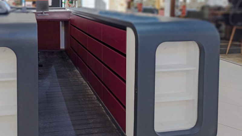 Sertare depozitare culoare Bordo mat cu deschidere profile Gola negre