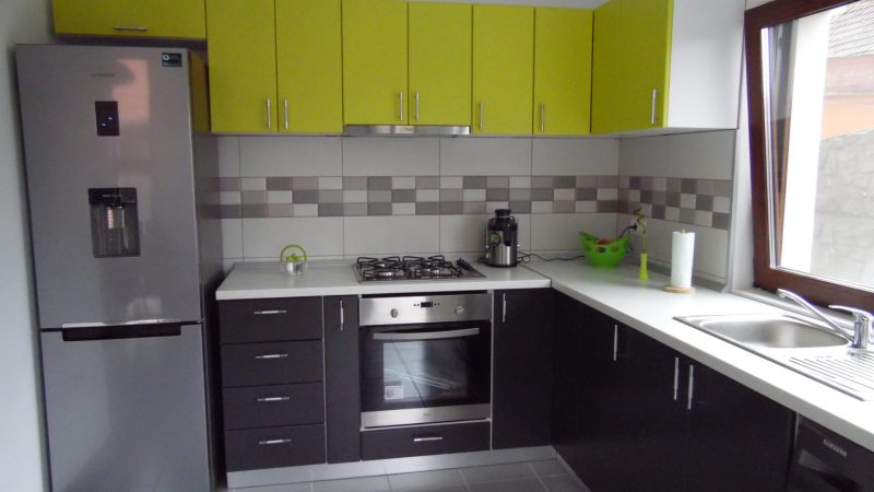 Detaliu cu fronturi din MDF vopsit verde la o bucatarie pe colt la comanda realizata in Timisoara de DAGI DELUXE.