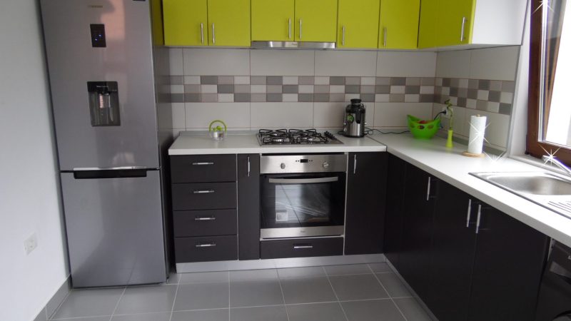 Detaliu cu fronturi din MDF vopsit verde la o bucatarie pe colt la comanda realizata in Timisoara de DAGI DELUXE.