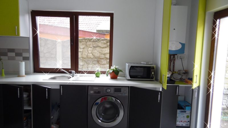 Solutie de integrare a masinii de spalat intr-o bucatarie pe colt la comanda, proiectata de DAGI DELUXE in Timisoara.