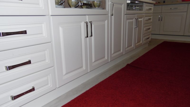 Detaliu sertar-vitrină pentru cești de cafea, realizat din MDF crem frezat manual, într-o bucătărie personalizată.