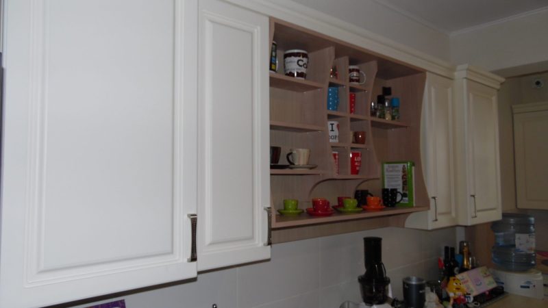 Stație de cafea personalizată integrată în bucătăria MDF crem, cu etajeră dedicată și blat de lucru organizat.