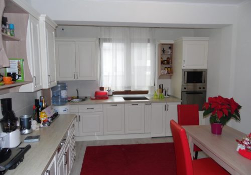 Descoperă o bucătărie MDF crem la comandă, creată pentru iubitorii de cafea. Design personalizat, feronerie Blum și soluții unice. Transformă-ți visul în realitate cu DAGI DELUXE!