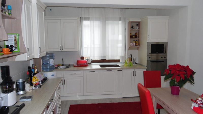 Descoperă o bucătărie MDF crem la comandă, creată pentru iubitorii de cafea. Design personalizat, feronerie Blum și soluții unice. Transformă-ți visul în realitate cu DAGI DELUXE!