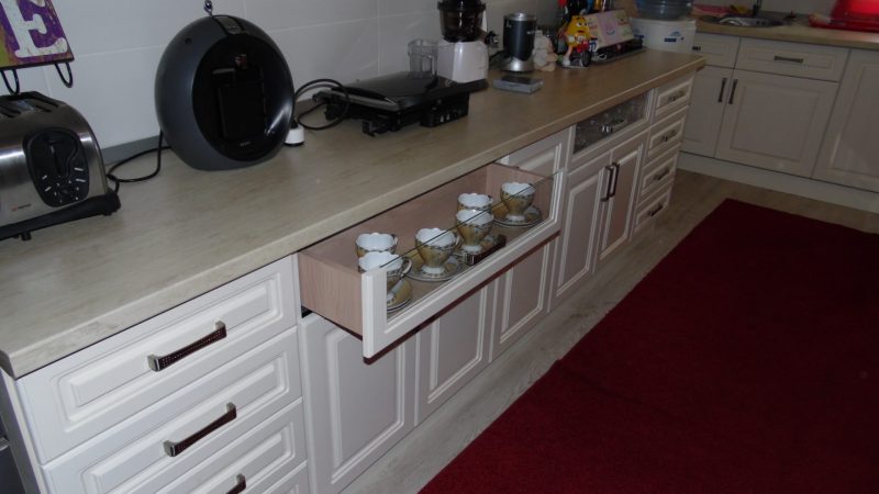 Sertar cu glisiere Blum cu amortizare și extensie completă într-o bucătărie la comandă DAGI DELUXE.