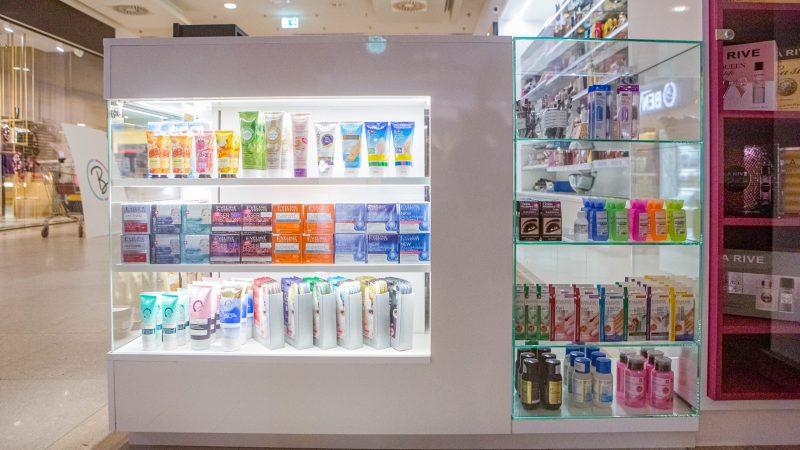 Detaliu vitrina integrata in receptie cu iluminare LED rece pentru produse mici.