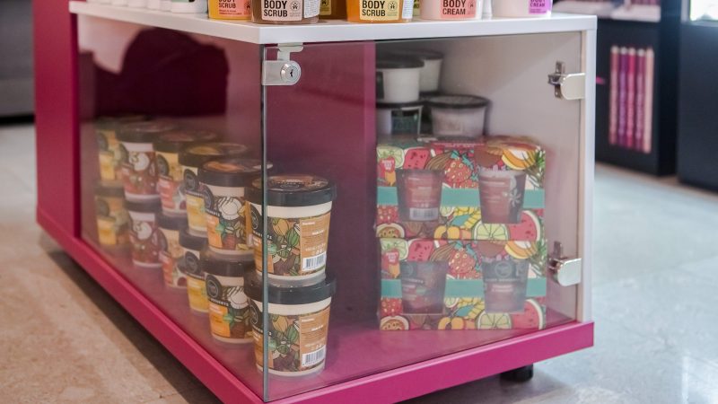 Zona inferioara mobilier comercial cu usa din sticla securizata si sistem de inchidere.