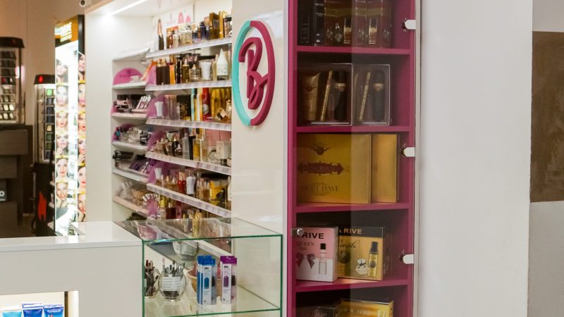 Vitrina verticala inalta cu usi de sticla si rafturi de expunere.