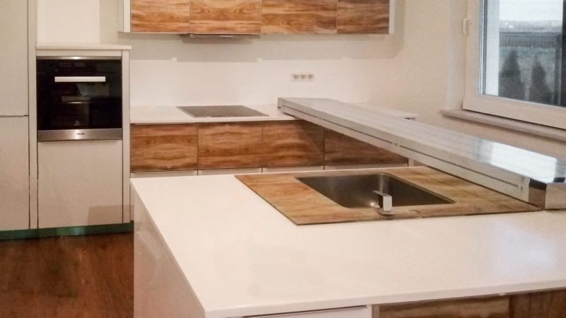 Bucătărie Albă cu Insulă și Blat Corian | Design Personalizat | DAGI DELUXE