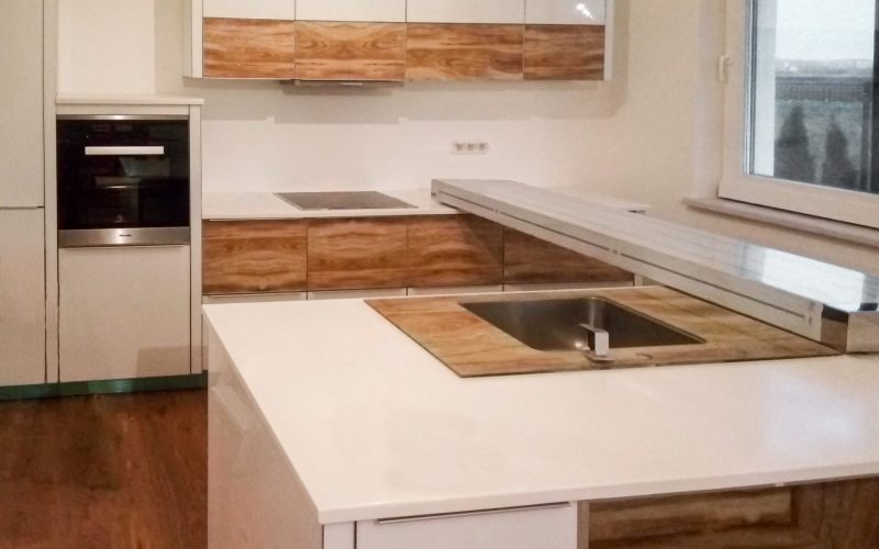 Bucătărie Albă cu Insulă și Blat Corian | Design Personalizat | DAGI DELUXE